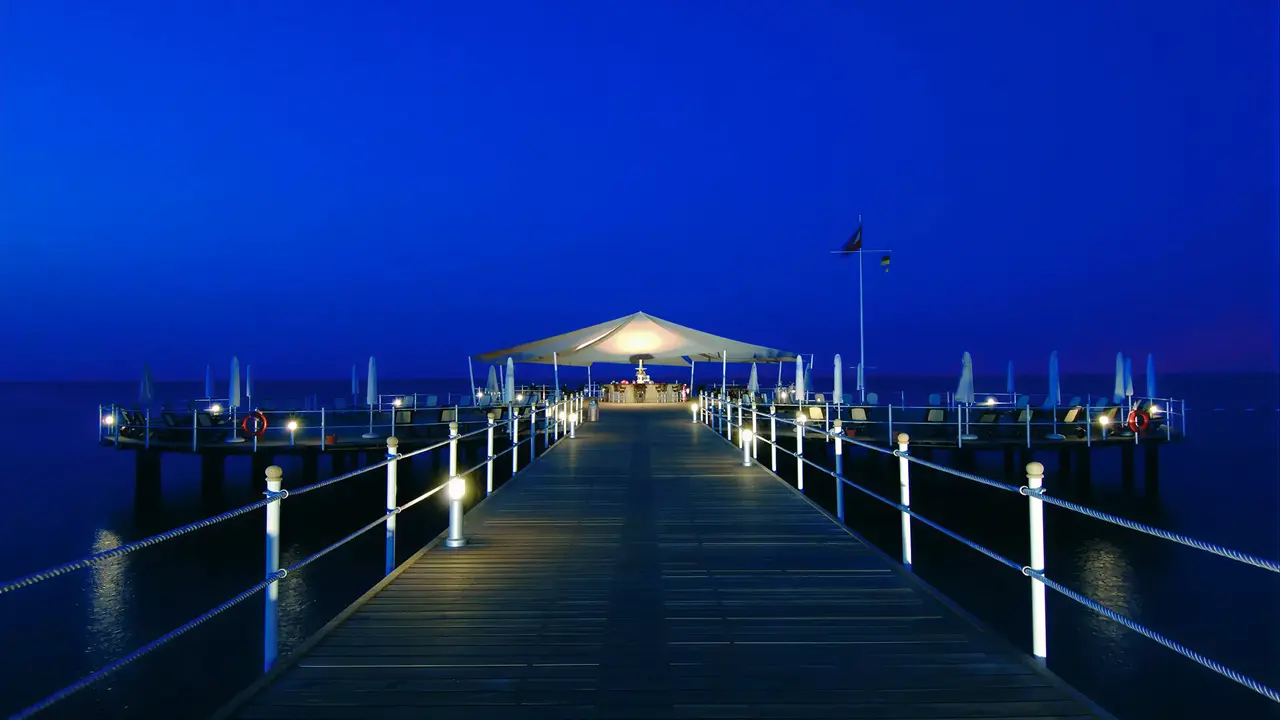 Pomost nad wodą w Calista Luxury