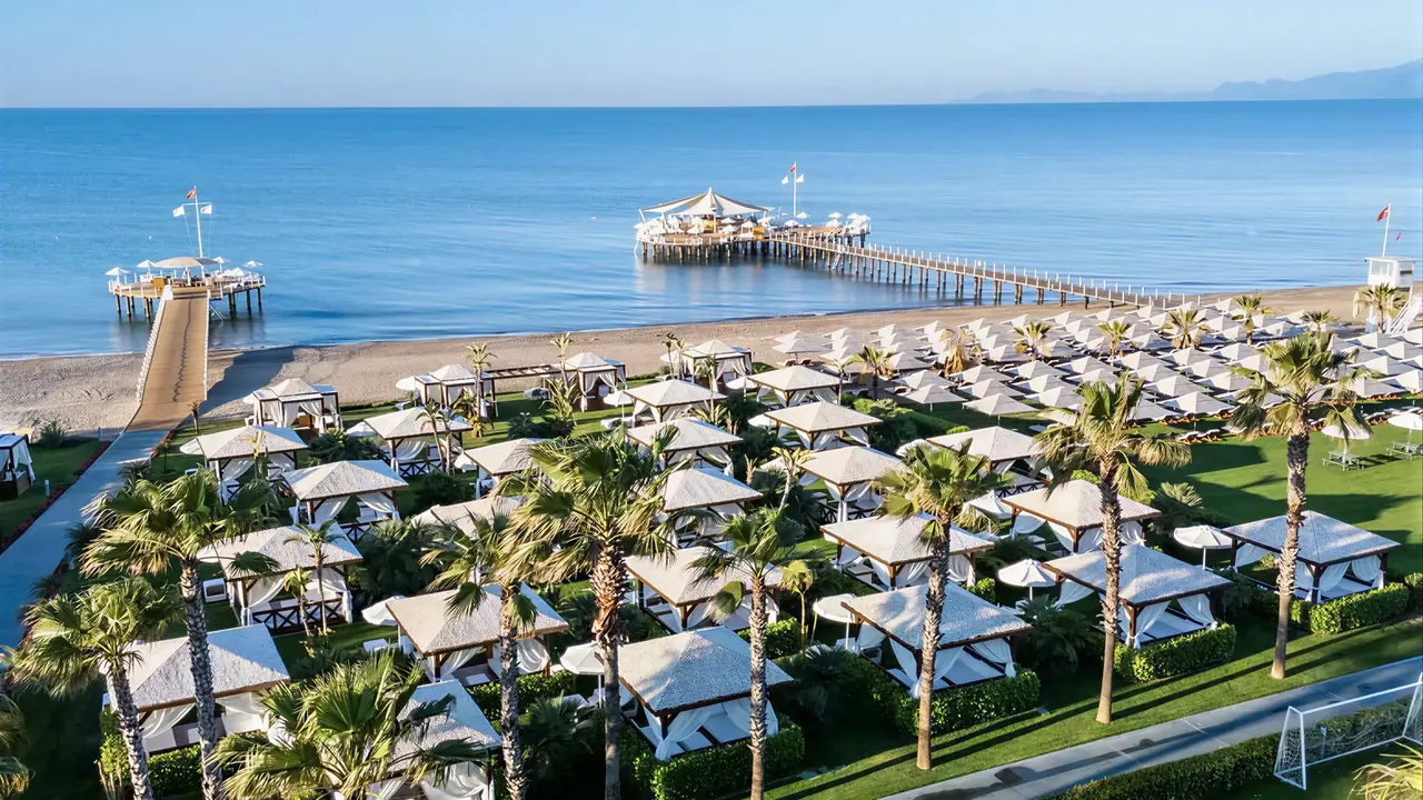 Plaża z białymi altanami w Calista Luxury