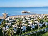 Plaża z białymi altanami w Calista Luxury