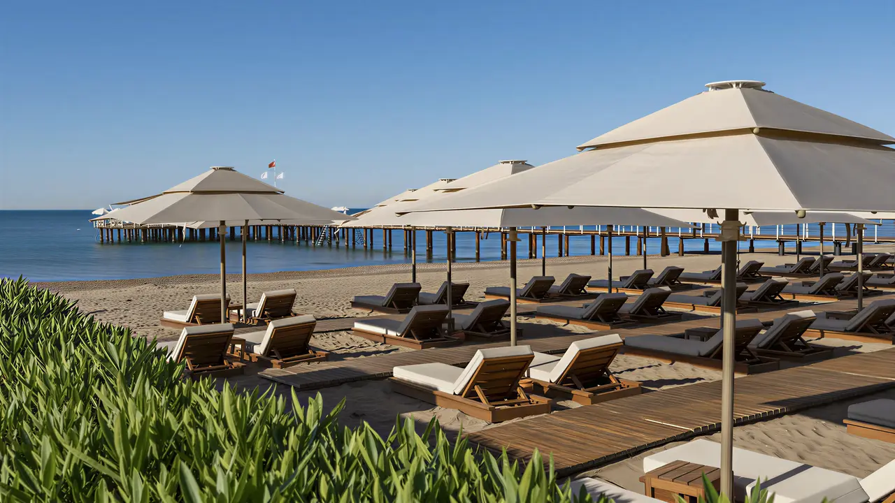 Leżaki i parasole na plaży w Calista Luxury