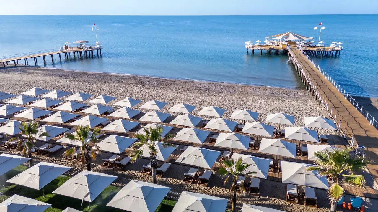 Plaża z leżakami i pomostem w Calista Luxury
