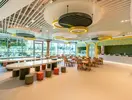 Jasna restauracja z nowoczesnym wystrojem w Calista Luxury