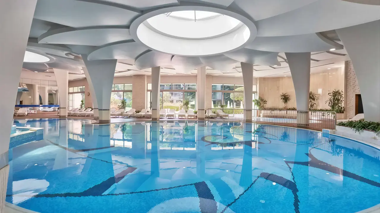 Kryty basen w hotelu Calista Luxury