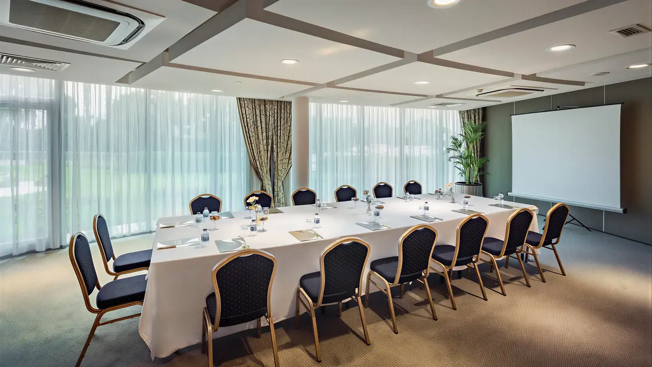 Sala konferencyjna z dużym stołem w Calista Luxury