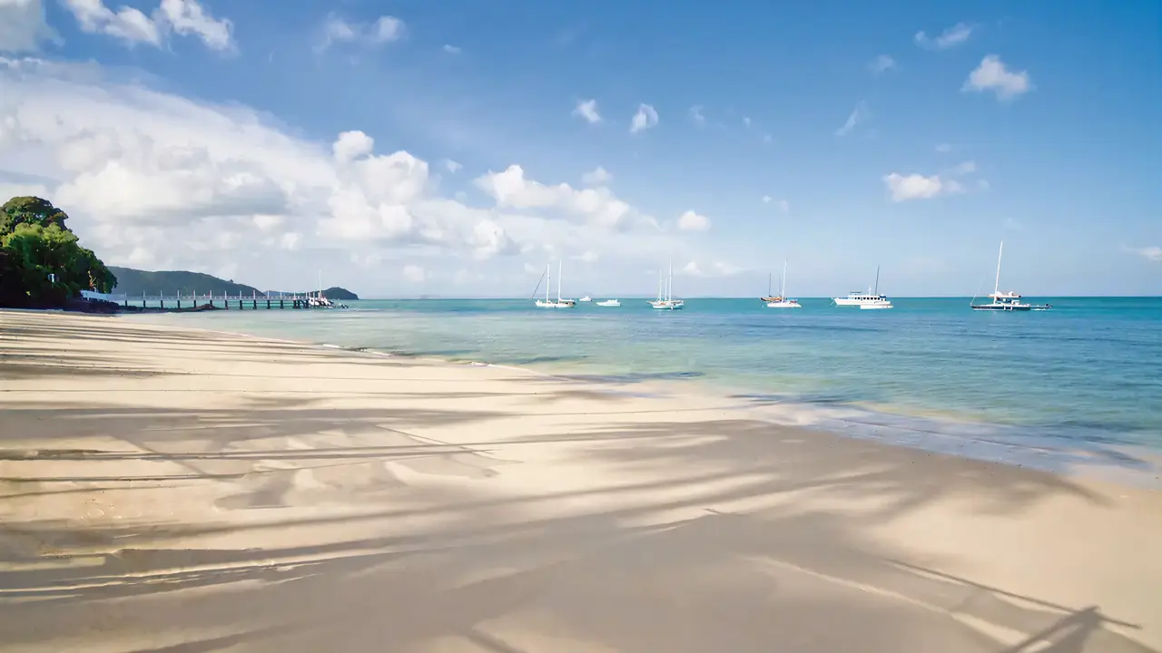 Piaszczysta plaża i morze w Cape Panwa