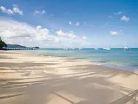Piaszczysta plaża i morze w Cape Panwa