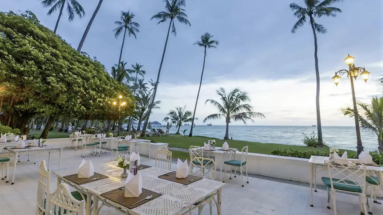 Stolik restauracyjny przy plaży w Cape Panwa