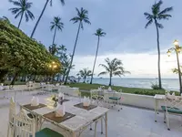 Stolik restauracyjny przy plaży w Cape Panwa