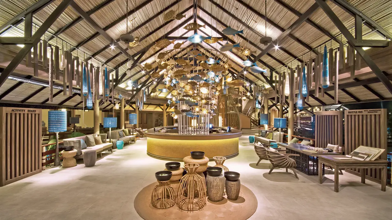 Wnętrze eleganckiego lobby w Cape Panwa