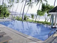 Basen w hotelu Cape Panwa z widokiem na morze