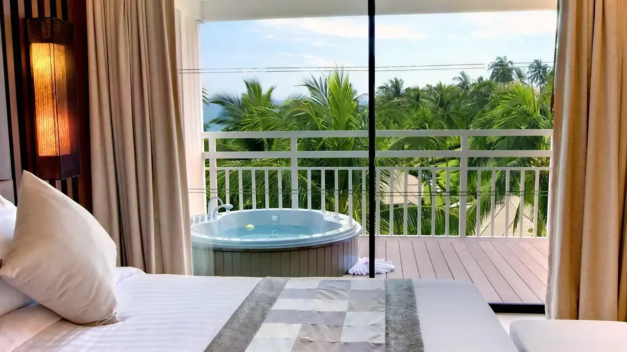 Sypialnia z prywatnym jacuzzi w Cape Panwa