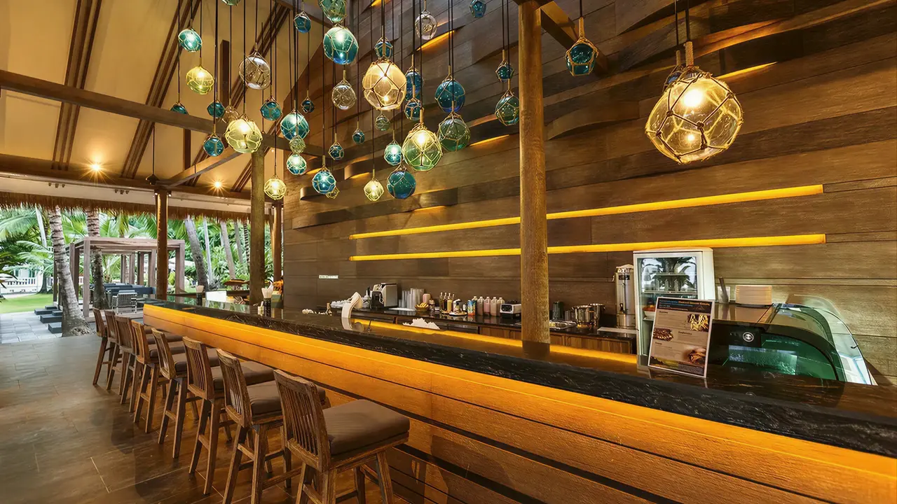 Elegancki bar w hotelu Cape Panwa