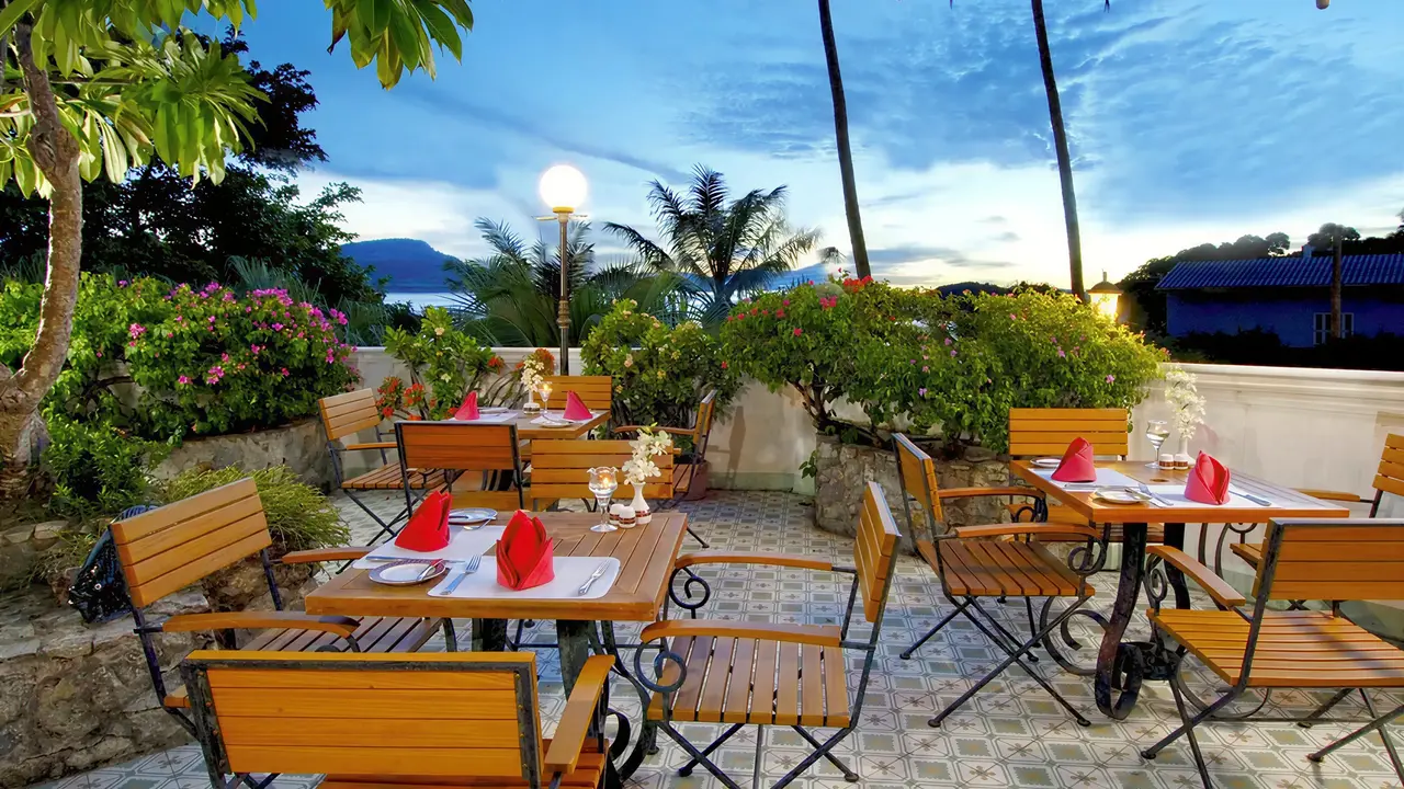 Stolik restauracyjny na tarasie w Cape Panwa