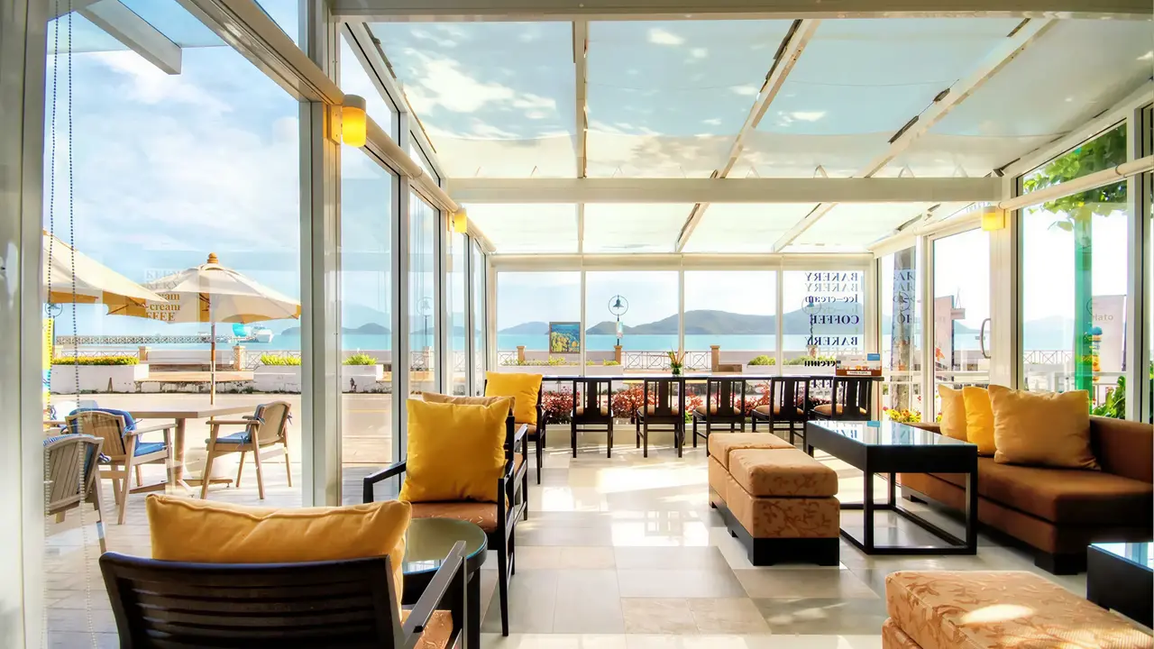 Jasny salon z widokiem na plażę Cape Panwa