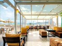 Jasny salon z widokiem na plażę Cape Panwa