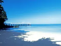 Piaszczysta plaża i pomost w Cape Panwa