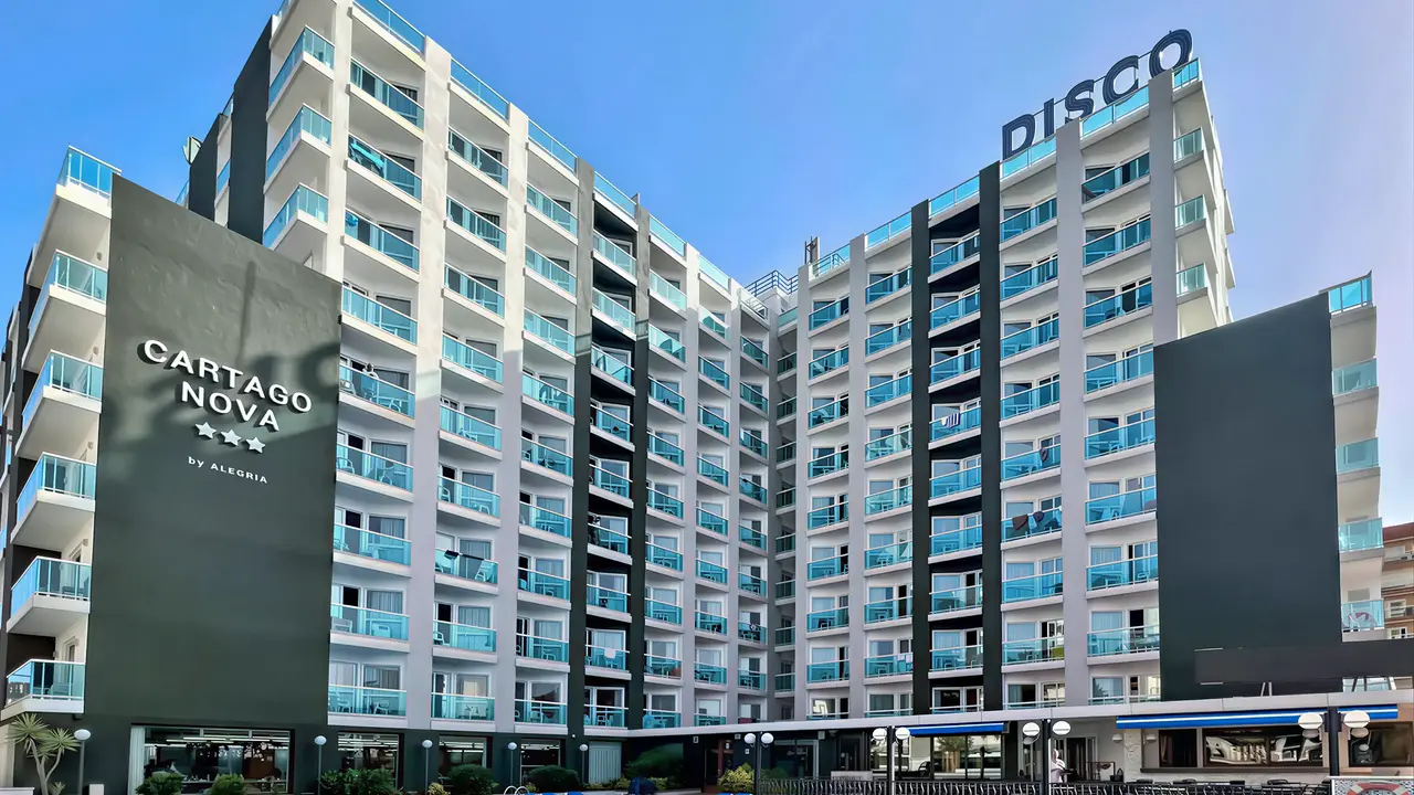 Budynek hotelu Cartago Nova by Alegria z widokiem na basen