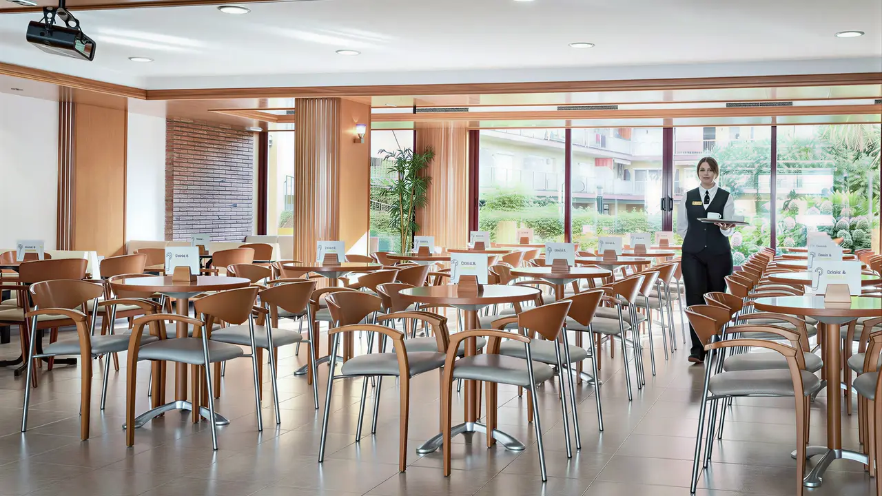 Restauracja w Cartago Nova by Alegria z ustawionymi stolikami