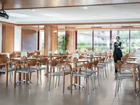 Restauracja w Cartago Nova by Alegria z ustawionymi stolikami