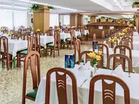 Jasna restauracja z nakrytymi stołami w Cartago Nova by Alegria