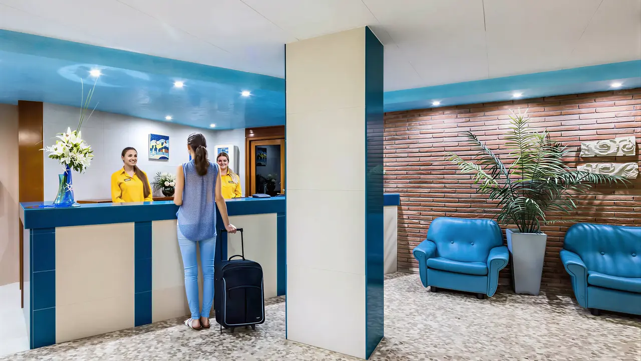 Recepcja w hotelu Cartago Nova by Alegria z niebieskimi fotelami