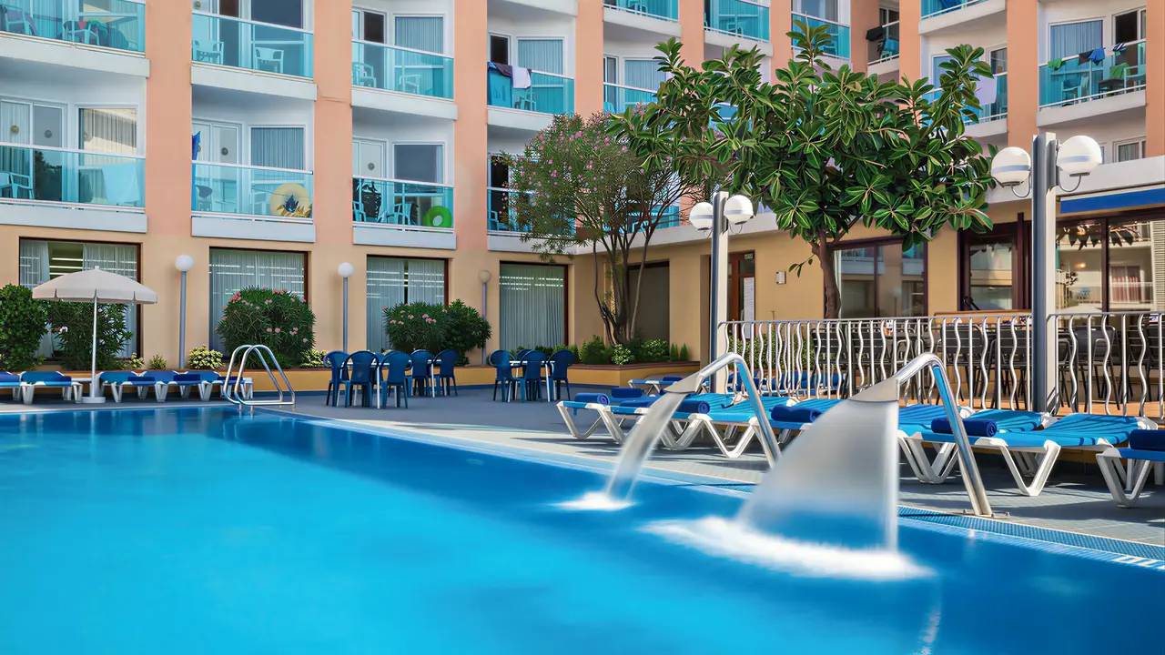 Basen z wodospadami w hotelu Cartago Nova by Alegria