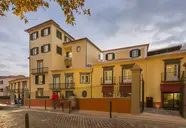 Elewacja budynku Castanheiro Boutique z widoku z ulicy