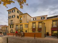 Elewacja budynku Castanheiro Boutique z widoku z ulicy