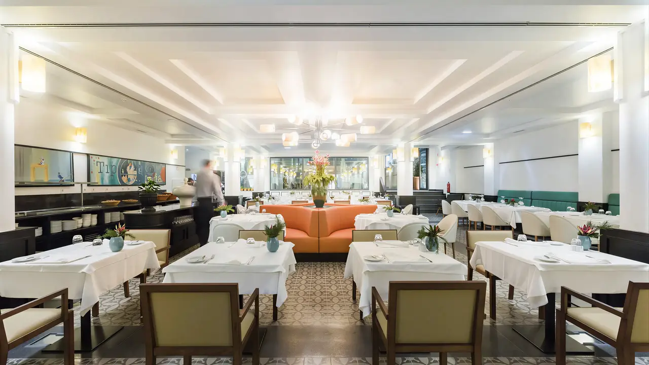 Elegancka restauracja w Castanheiro Boutique z nakrytymi stołami