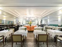 Elegancka restauracja w Castanheiro Boutique z nakrytymi stołami