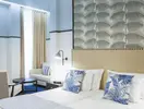 Sypialnia w hotelu Castanheiro Boutique z białym łóżkiem