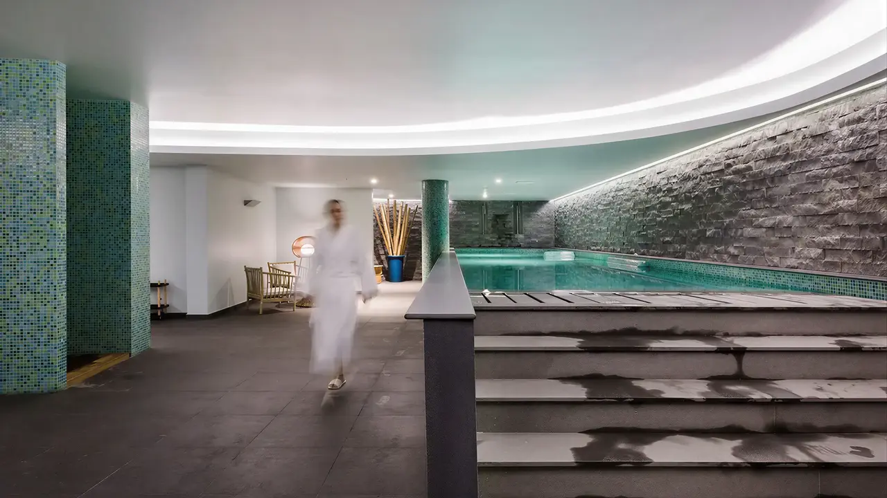 Kryty basen w strefie wellness Castanheiro Boutique