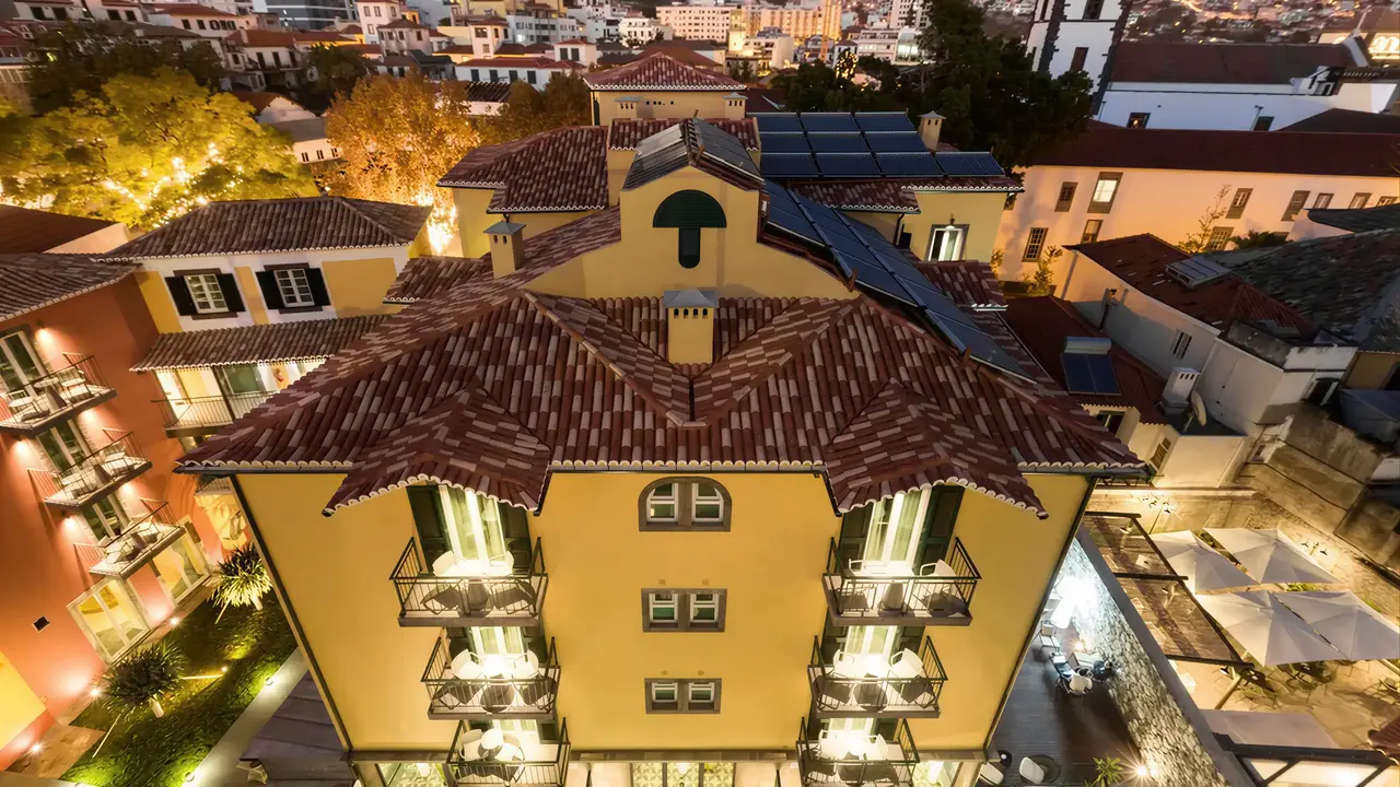Wieczorny widok na budynek Castanheiro Boutique
