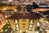 Wieczorny widok na budynek Castanheiro Boutique