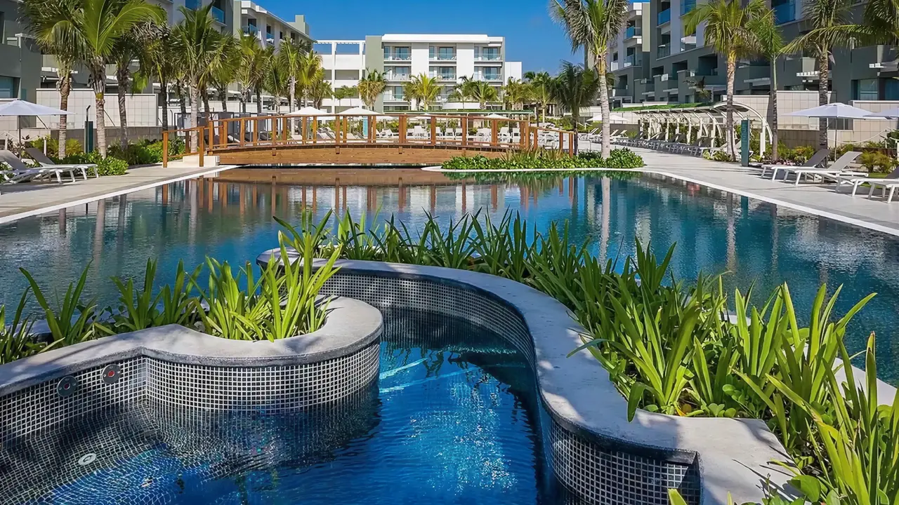 Basen i mostek w hotelu Catalonia Grand Costa Mujeres