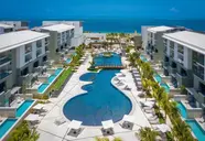 Widok na kompleks Catalonia Grand Costa Mujeres z basenami