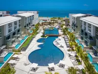 Widok na kompleks Catalonia Grand Costa Mujeres z basenami