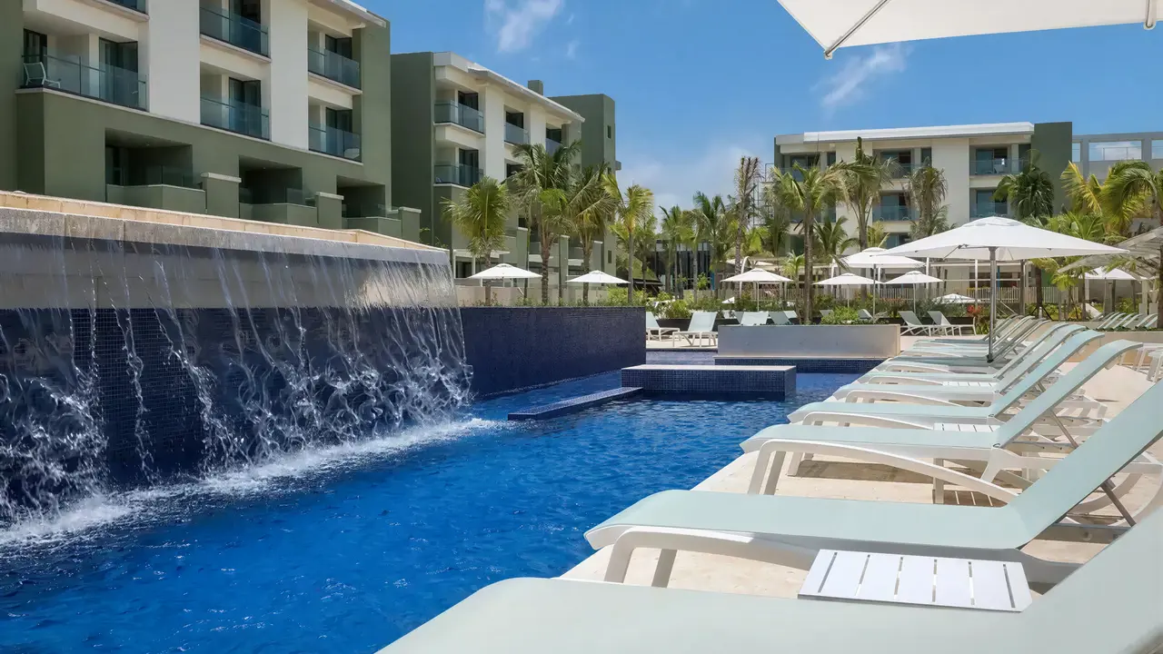 Basen i leżaki w hotelu Catalonia Grand Costa Mujeres