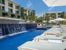 Basen i leżaki w hotelu Catalonia Grand Costa Mujeres