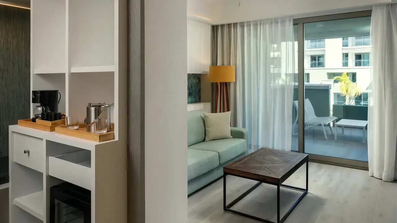 Nowoczesny salon w pokoju hotelowym Catalonia Grand Costa Mujeres