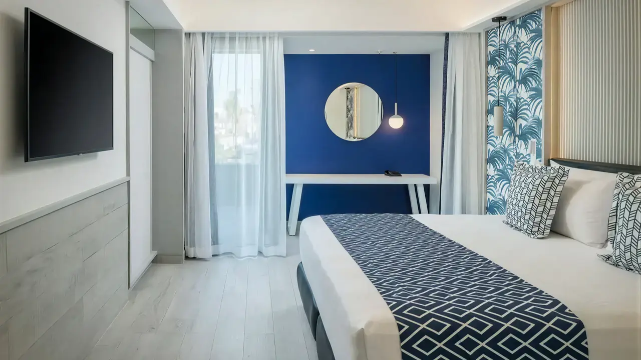 Nowoczesna sypialnia w hotelu Catalonia Grand Costa Mujeres