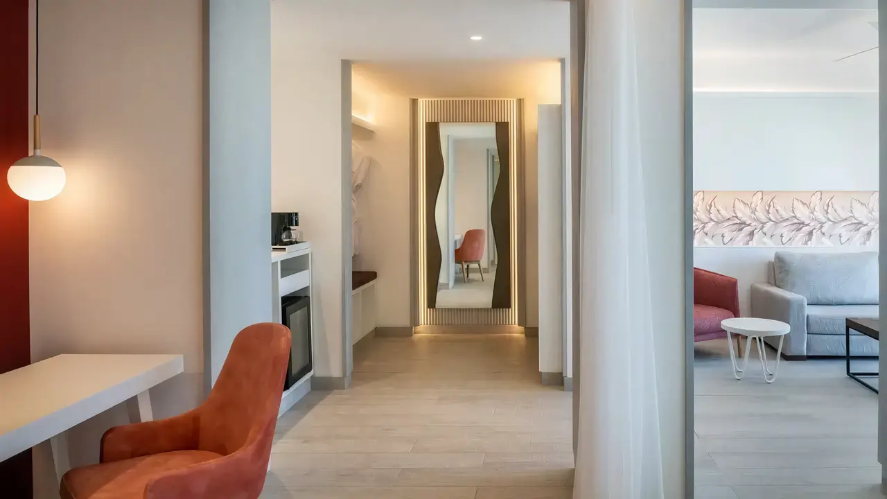 Wnętrze pokoju gościnnego w Catalonia Grand Costa Mujeres