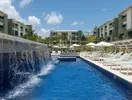 Basen z wodospadem i leżakami w Catalonia Grand Costa Mujeres