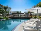 Basen i leżaki w hotelu Catalonia Grand Costa Mujeres