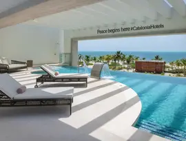 Basen z leżakami w Catalonia Grand Costa Mujeres