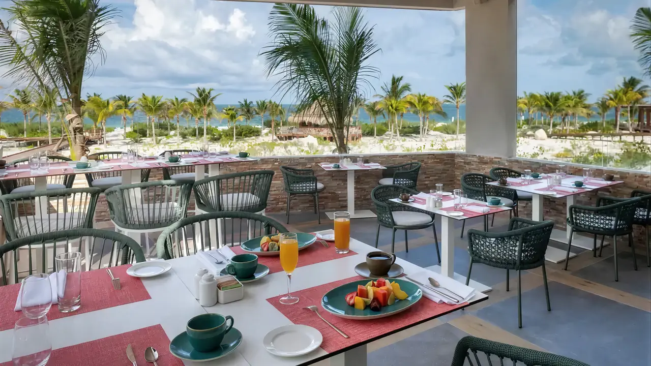 Restauracja w Catalonia Grand Costa Mujeres z widokiem na plażę