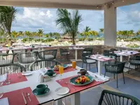 Restauracja w Catalonia Grand Costa Mujeres z widokiem na plażę