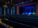 Sala teatralna z oświetloną sceną w Catalonia Grand Costa Mujeres
