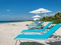 Leżaki i parasole na plaży w Catalonia Grand Costa Mujeres