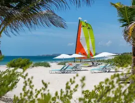 Katamarany i leżaki na plaży w Catalonia Grand Costa Mujeres